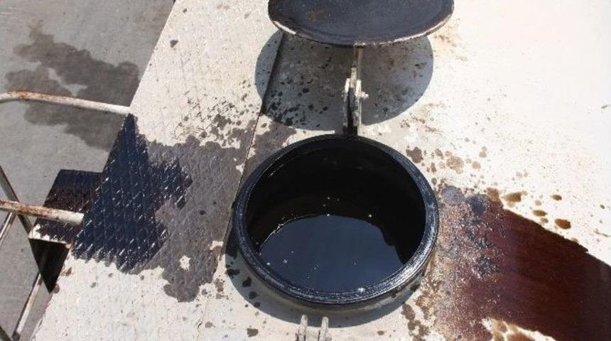 S&uuml;r&uuml;c&uuml;n&uuml;n &rsquo;geri D&ouml;n&uuml;ş&uuml;m Yağı Var&rsquo; Dediği Kamyondan Ka&ccedil;ak Akaryakıt &Ccedil;ıktı