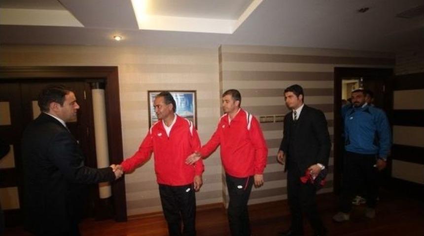 Ağrı Valisi Musa Işın&rsquo;a 3 Goll&uuml; Hediye