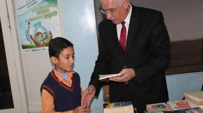 Veysel Danış&rsquo;tan &Ouml;ğrencilere Kitap