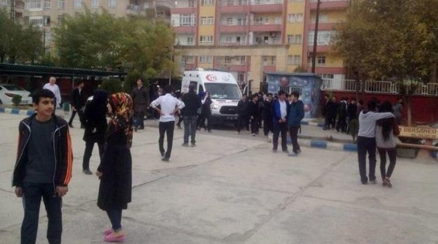 Batman&rsquo;da Bı&ccedil;ak Ve Sopalı Grup Okulu Bastı: 10 Yaralı