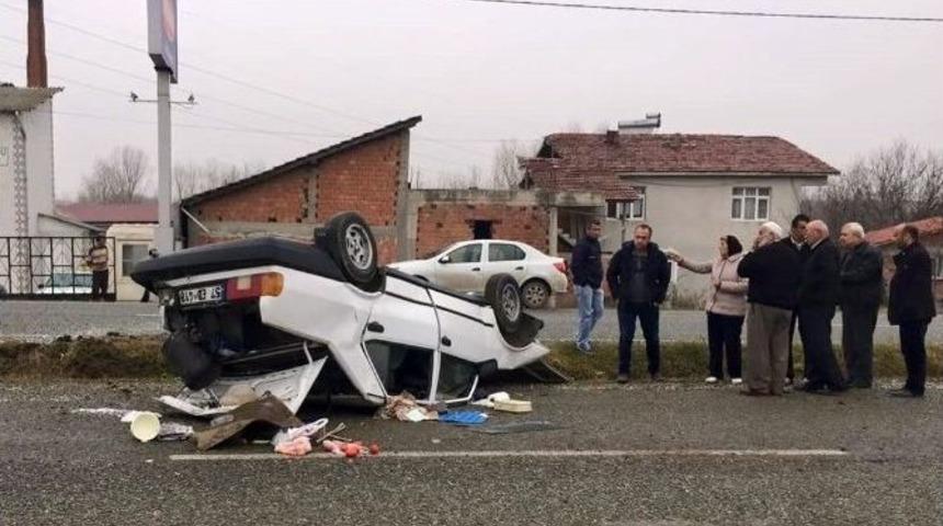 Orta Ref&uuml;je &Ccedil;arpan Otomobil Takla Attı