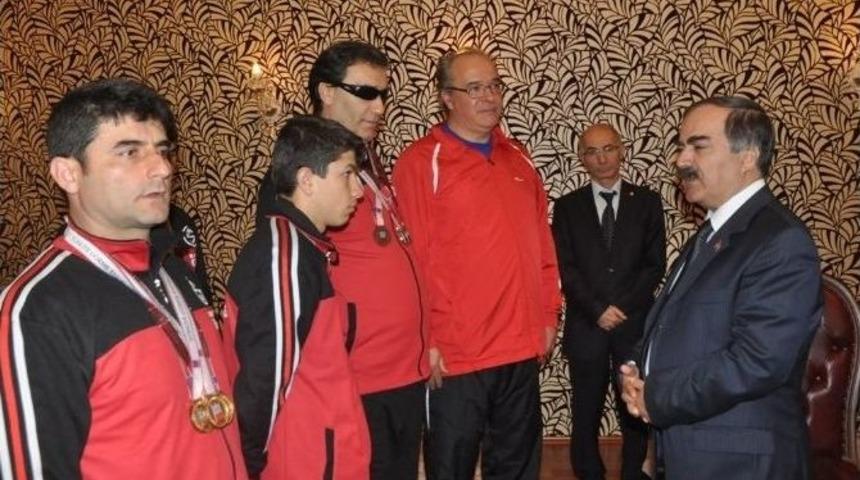 G&ouml;rme Engelli Şampiyonlardan Vali Coş&rsquo;a Ziyaret