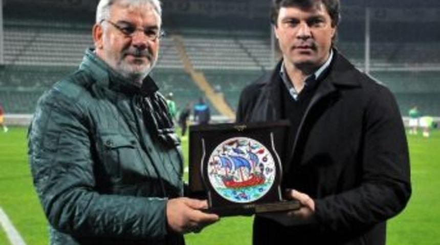 Bursaspor&rsquo;un Başında 200. Ma&ccedil;ına &Ccedil;ıkan Sağlam&rsquo;a Plaket
