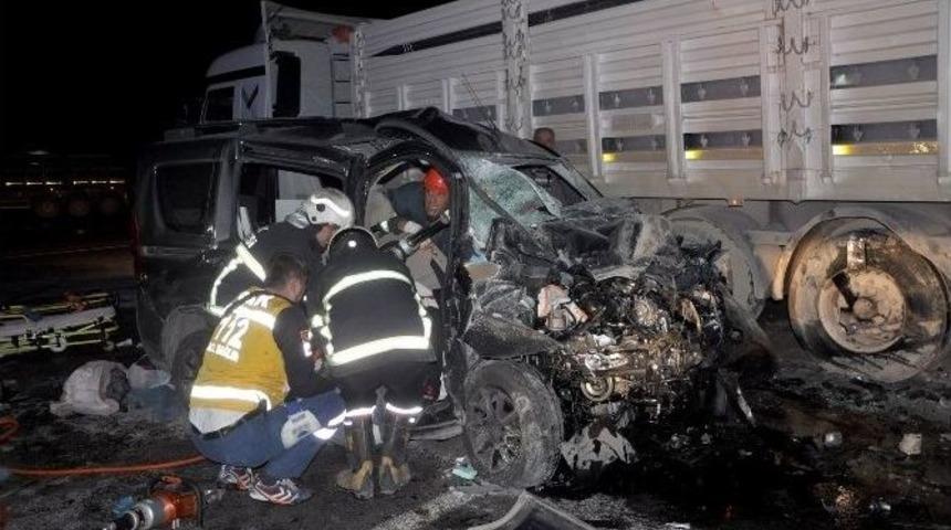 Uşak&rsquo;ta Trafik Kazası: 3 &Ouml;l&uuml;, 3 Yaralı