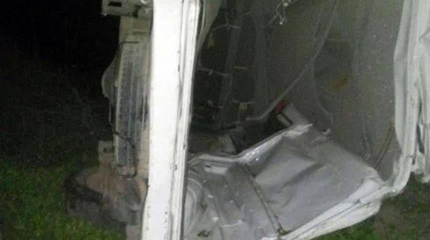 Kapalı Kasa Kamyonet U&ccedil;uruma Yuvarlandı: 2 Yaralı