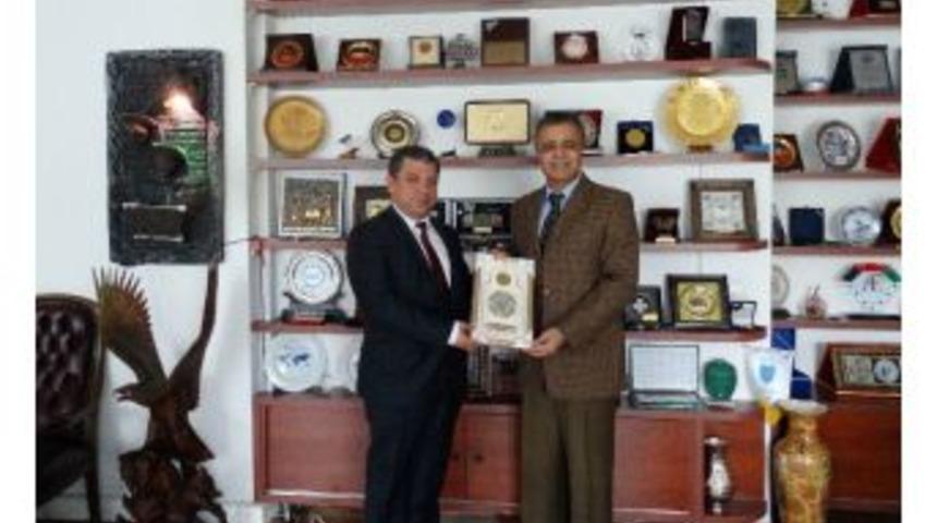 Kktc Milli Eğitim Bakanı D&uuml;r&uuml;st&rsquo;ten, Iuc Başkanı Azizoğlu&rsquo;na Plaket