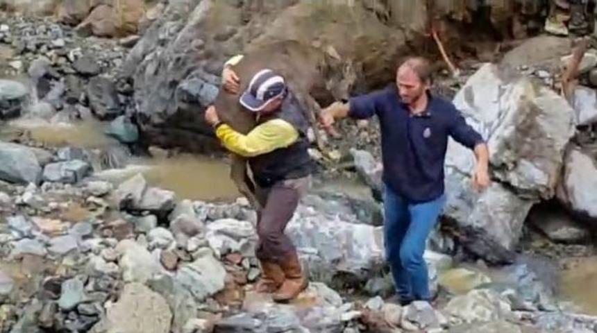 Su İ&ccedil;mek İ&ccedil;in Dereye İnen Yavru Ceylanı K&ouml;peklerden Mahalle Muhtarı Kurtardı