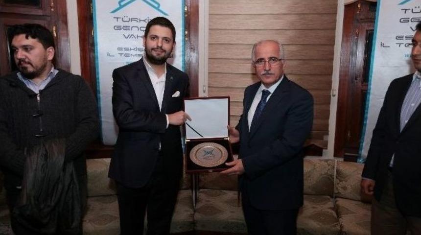 Vali Tuna Gen&ccedil;lerle Buluştu