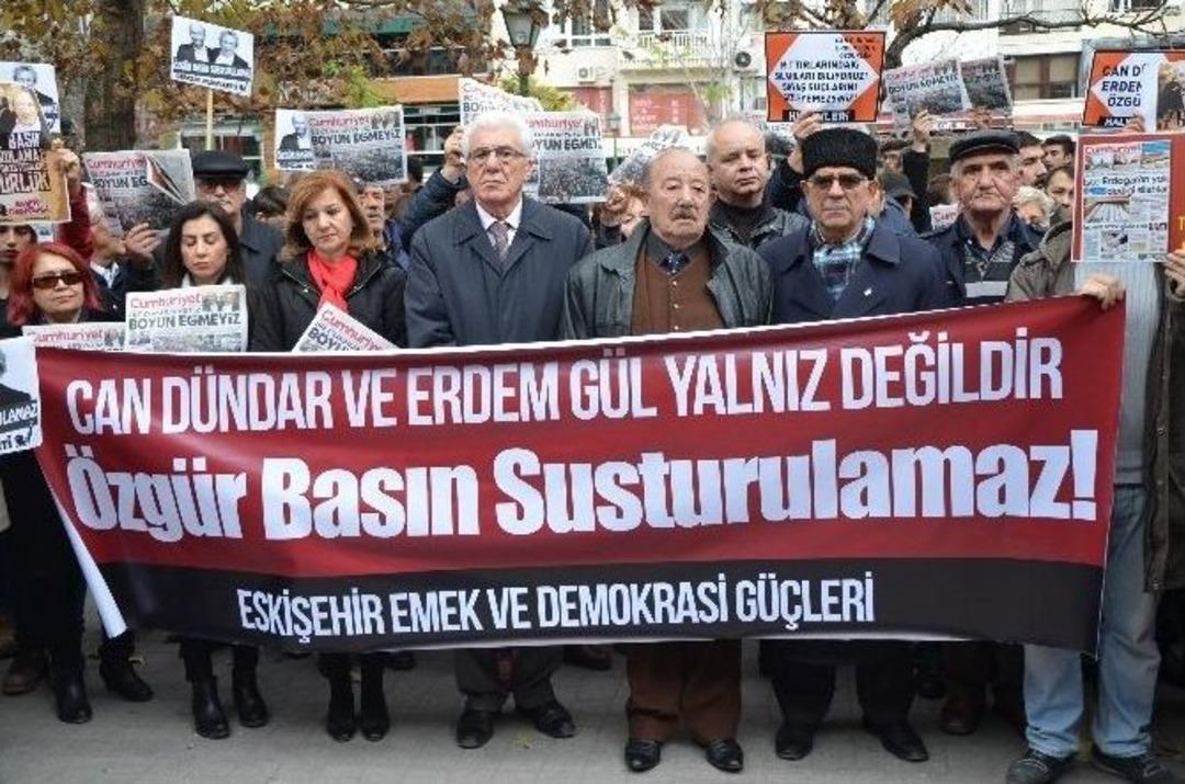 Can D&uuml;ndar Ve Erdem G&uuml;l İ&ccedil;in Oturma Eylemi