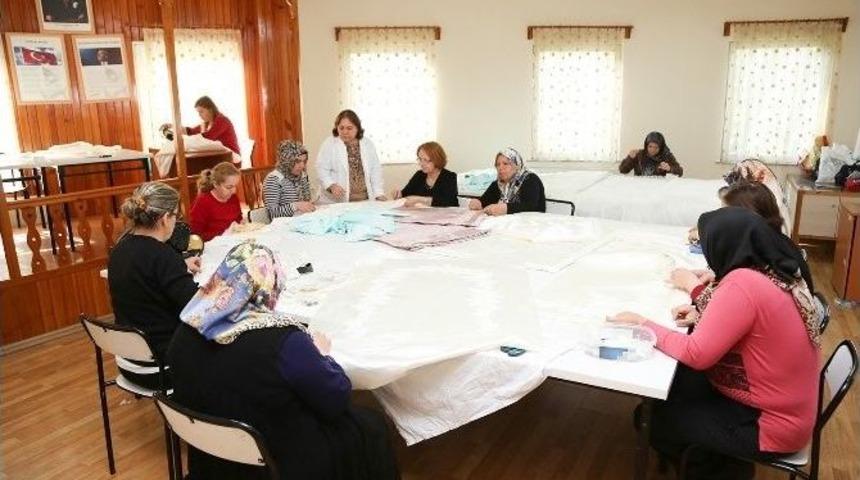 Ev Hanımları, Dikiş-nakış Kursunda Stres Atıyor