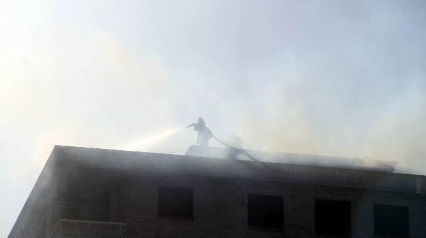 İnşaattaki &Ccedil;atı Yangını Korkuttu