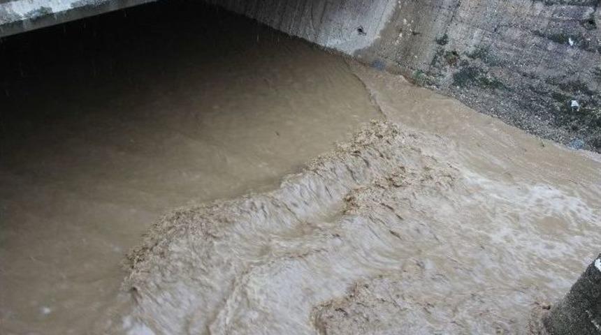 Aydın&rsquo;da Yağışların Ardından Tabakhane Deresi&rsquo;nin Rengi Değişti