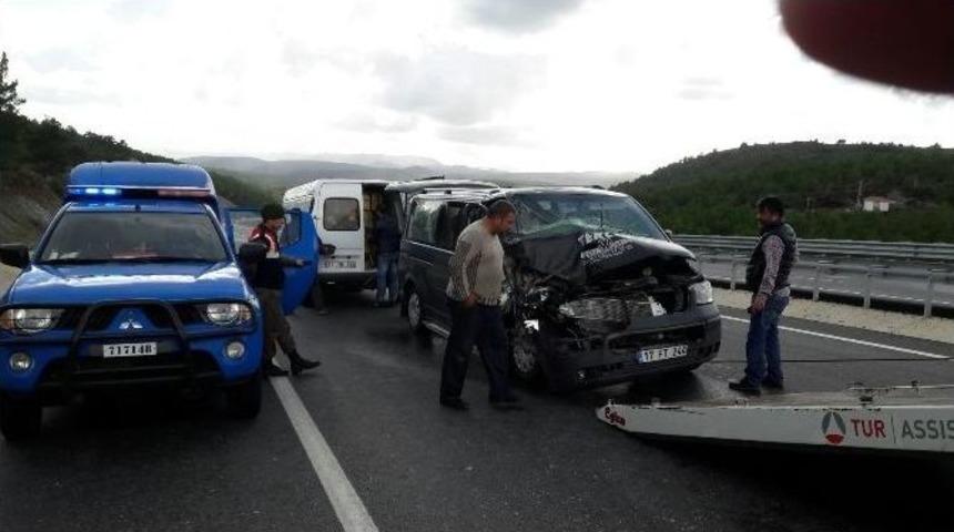 &Ccedil;anakkale&rsquo;de Trafik Kazası; 1 Yaralı