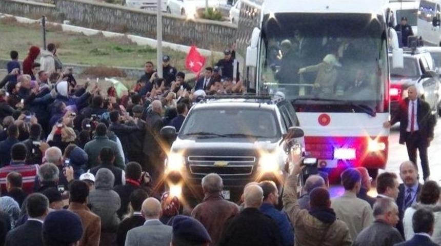 Erdoğan Vatandaşlara Satran&ccedil; Takımı Dağıttı