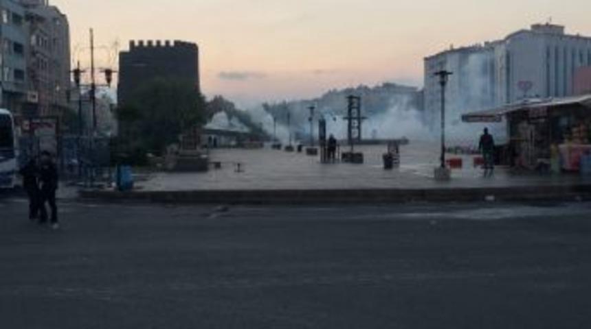 Diyarbakır&rsquo;da Dbp&rsquo;nin &Ccedil;ağrısıyla Toplanan Grup, Polise Saldırdı