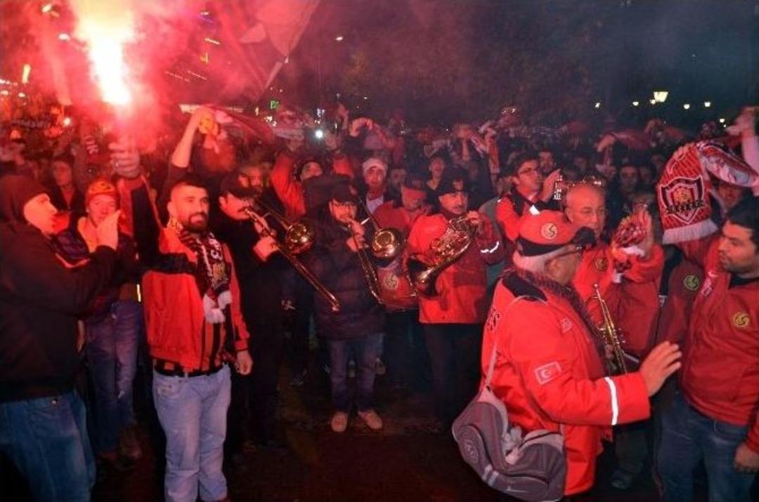 Es-es Taraftarından Takıma Destek Y&uuml;r&uuml;y&uuml;ş&uuml;