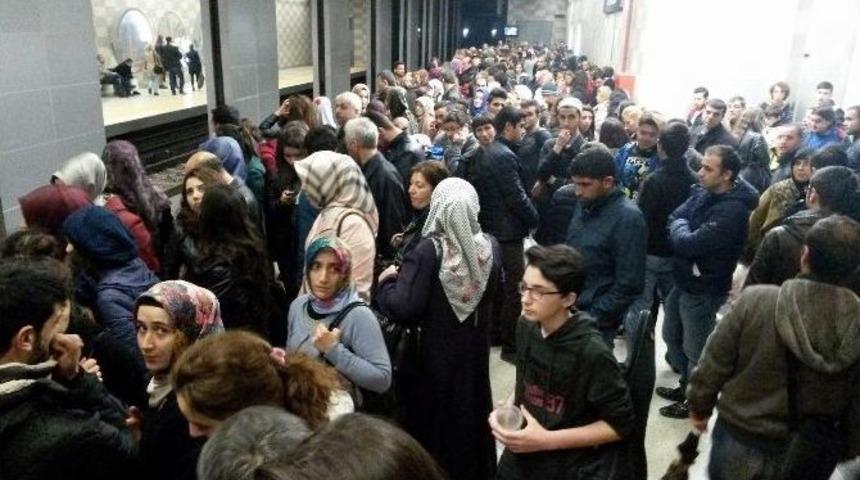 Bursa&rsquo;da Metro Arızalandı, Metrelerce Kuyruk Oluştu