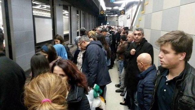 Bursa’da Metro Arızalandı, Metrelerce Kuyruk Oluştu