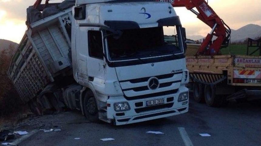 K&ouml;m&uuml;r Y&uuml;kl&uuml; Tır Yan Yattı