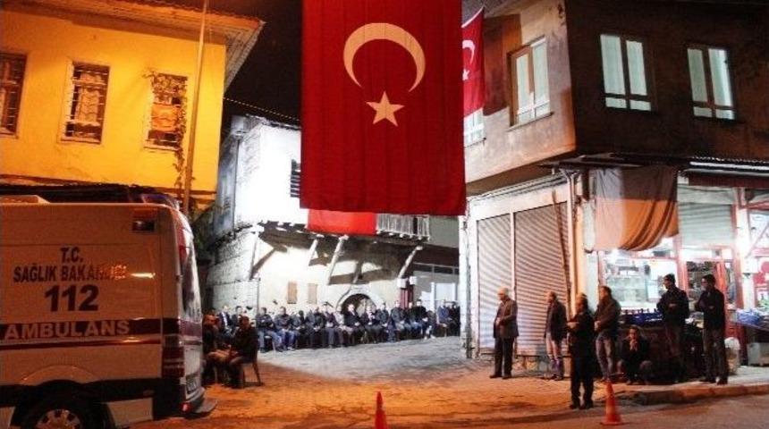 Şehidin Baba Ocağı T&uuml;rk Bayraklarıyla S&uuml;slendi