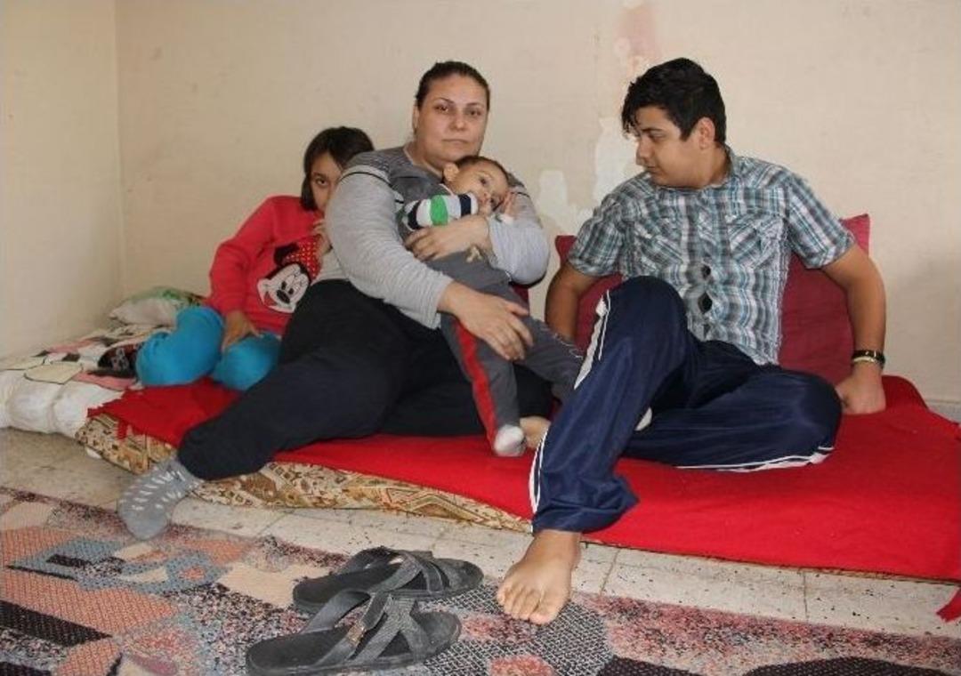 (&ouml;zel Haber) &Uuml;&ccedil; &Ccedil;ocuğuyla Yaşam M&uuml;cadelesi Veriyor