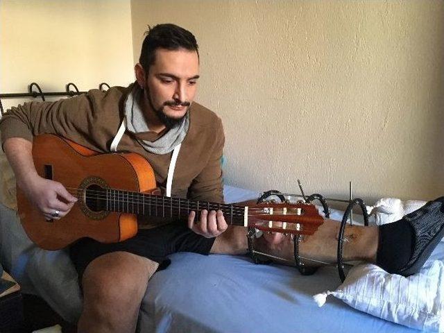 (özel Haber) Genç Müzisyen Ameliyat Olamazsa Bacağını Kaybedecek
