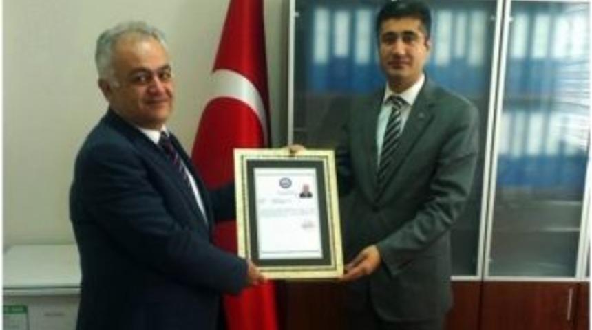 Adilcevaz Myo M&uuml;d&uuml;r&uuml; Murat &Ccedil;elik&rsquo;e Başarı Belgesi