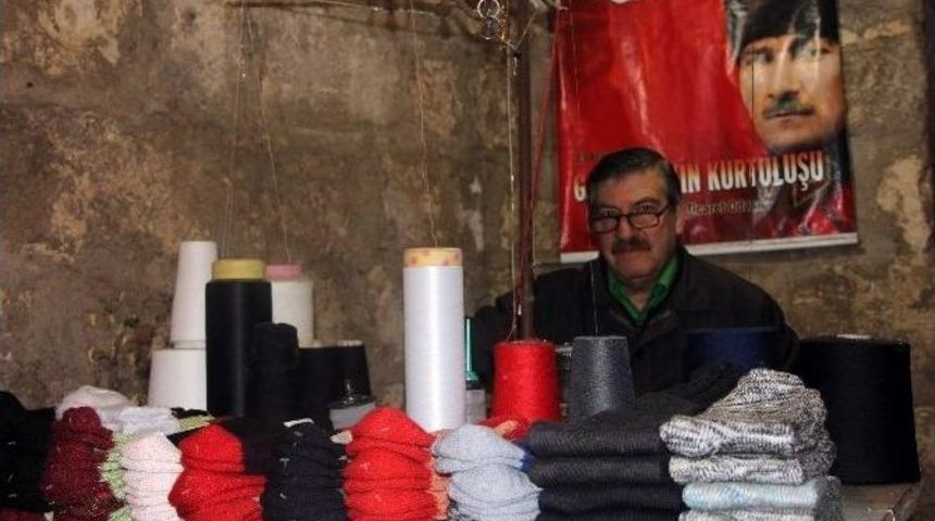 Mağarada &Ccedil;orap &Ouml;r&uuml;yor