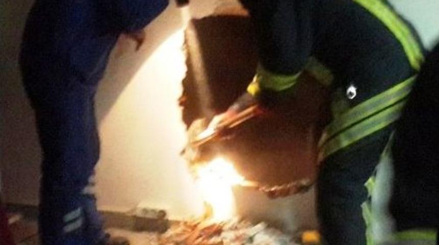 Asans&ouml;r Boşluğuna D&uuml;şen İş&ccedil;i Duvar Kırılarak Kurtarıldı