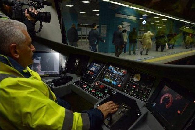 Binali Yıldırım, Vatman Koltuğuna Geçip Marmaray’ı Kullandı