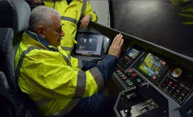 Binali Yıldırım, Vatman Koltuğuna Geçip Marmaray’ı Kullandı