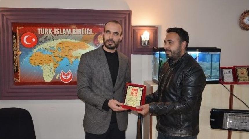 Anadolu Sel&ccedil;uklu Ocakları Genel Başkanı Ayetullah Ge&ccedil;en&rsquo;den Basın Mensuplarına Plaket