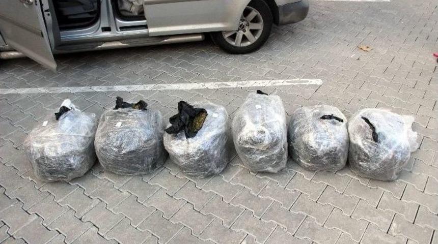 Ailenin İ&ccedil;inde Olduğu Arabada Esrar &Ccedil;ıktı