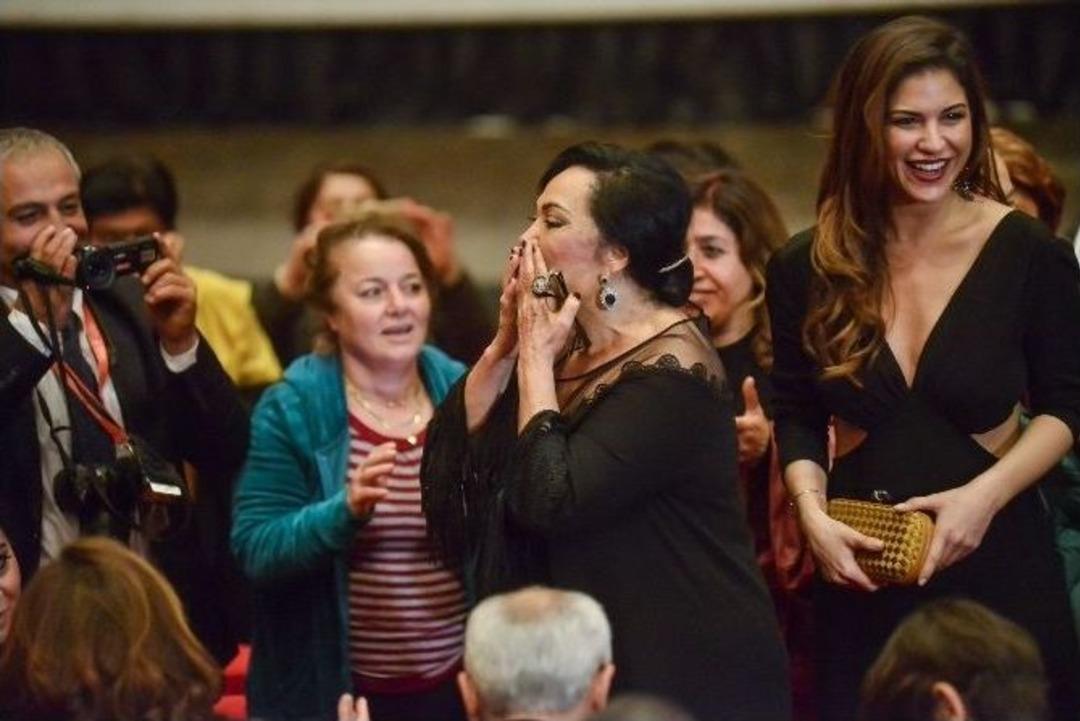 T&uuml;rkan Şoray&rsquo;ın Y&ouml;nettiği &rsquo;uzaklarda Arama&rsquo; Filminin G&ouml;sterimi Yapıldı