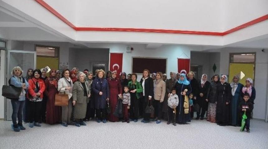 &Ccedil;ocuklar &Uuml;ş&uuml;mesin Diye Annelere Y&uuml;n Dağıtıldı