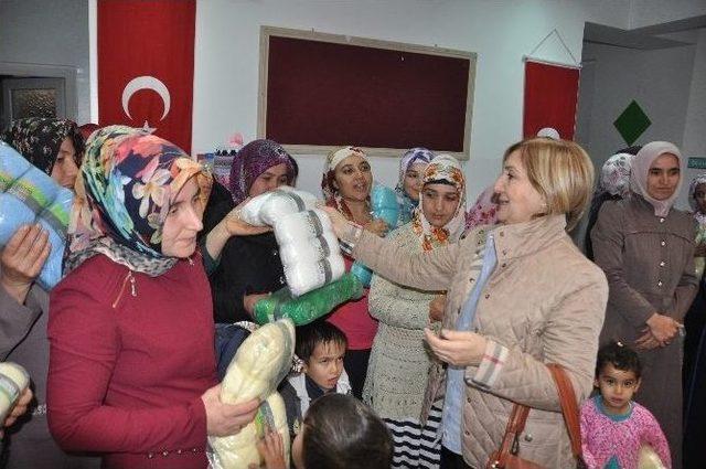 Çocuklar Üşümesin Diye Annelere Yün Dağıtıldı