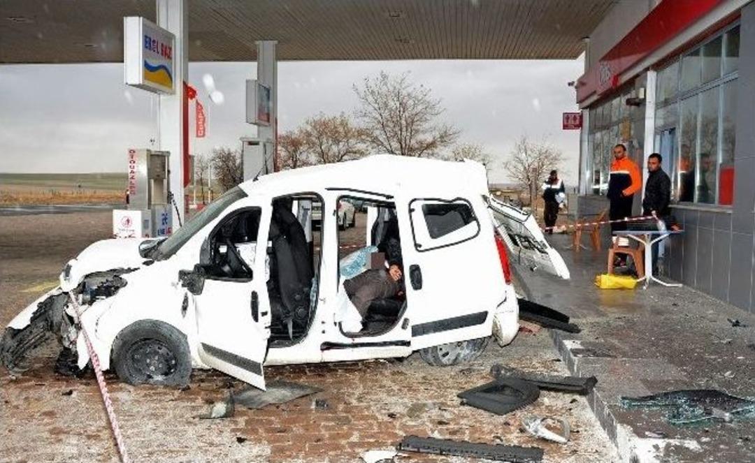Cezaevinden İzinli &Ccedil;ıkan Mahkumlar Kaza Yaptı: 1 &Ouml;l&uuml;, 2 Yaralı