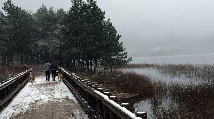 Abant&rsquo;a Mevsimin İlk Karı Yağdı