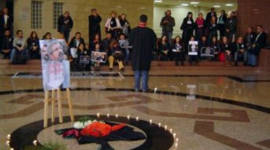 İzmir Adliyesinde &rsquo;el&ccedil;i&rsquo; İ&ccedil;in Avukatlardan Oturma Eylemi