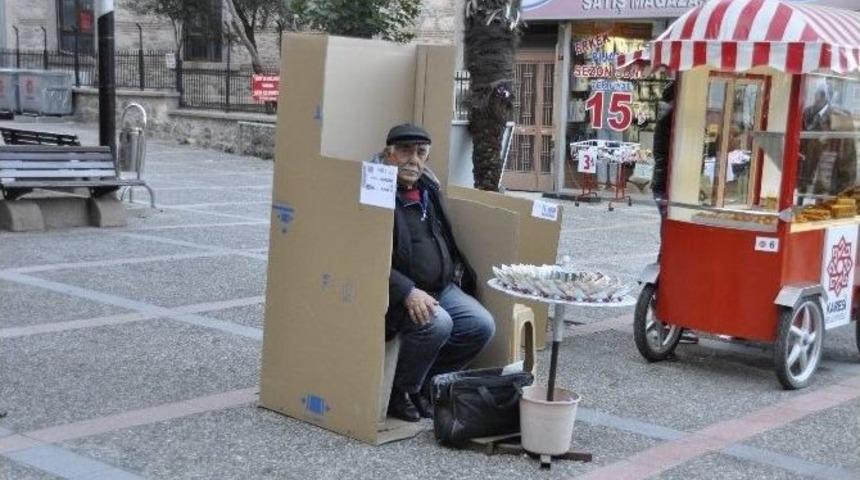 (&ouml;zel Haber) Bilet Satıcı Soğuktan B&ouml;yle Korunuyor