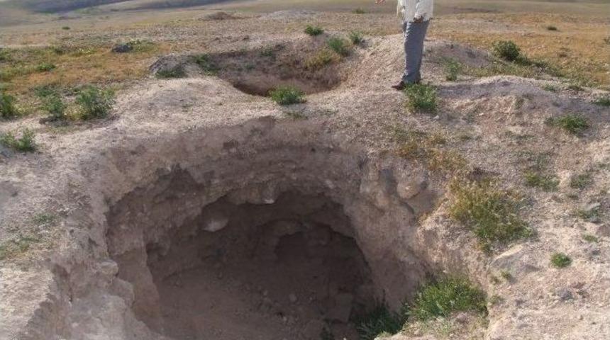 Defineciler Tarihi Tepeyi Şantiyeye &Ccedil;evirdi