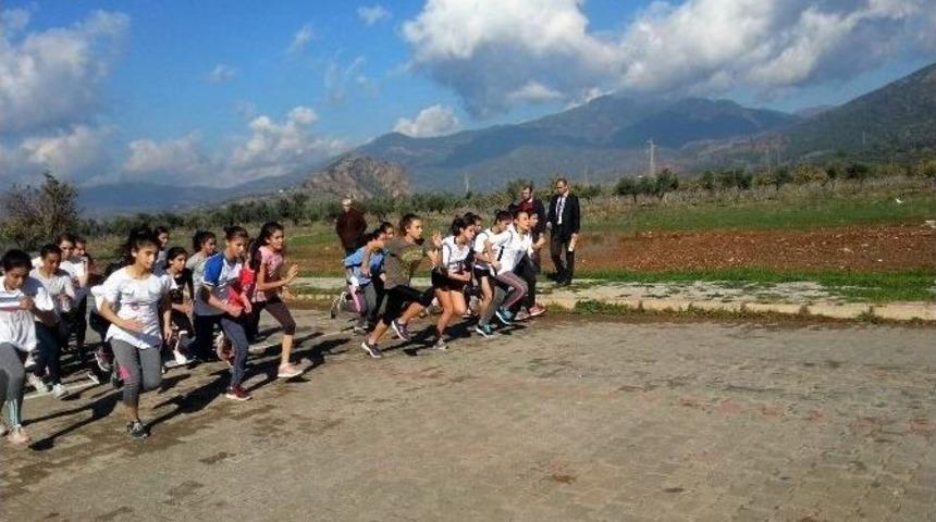 Aydın&rsquo;da &Ouml;ğretmenler G&uuml;n&uuml; Kros Yarışmaları D&uuml;zenlendi