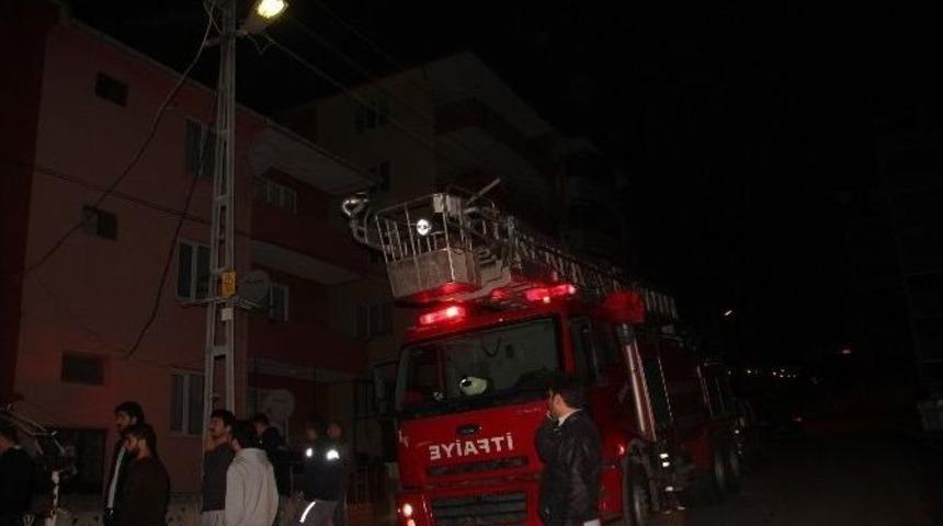 Yangında Mahsur Kalanları İtfaiye Ekipleri Kurtardı