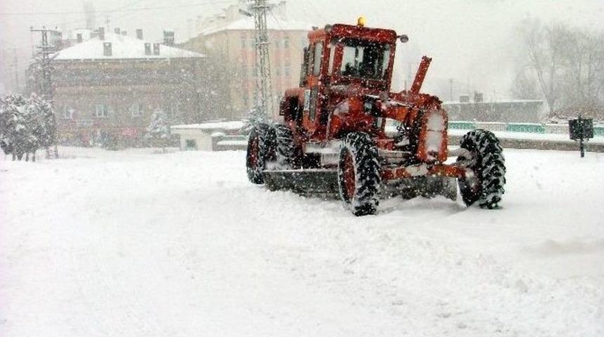 Melikgazi Belediyesi Kar Temizleme Ve Tuzlama Ara&ccedil;ları İle Vardiyalı Ekipler 24 Saat G&ouml;reve Hazır