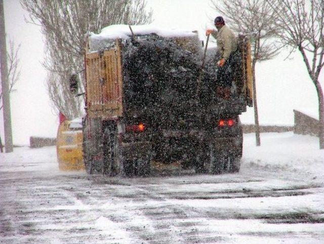 Melikgazi Belediyesi Kar Temizleme Ve Tuzlama Araçları İle Vardiyalı Ekipler 24 Saat Göreve Hazır