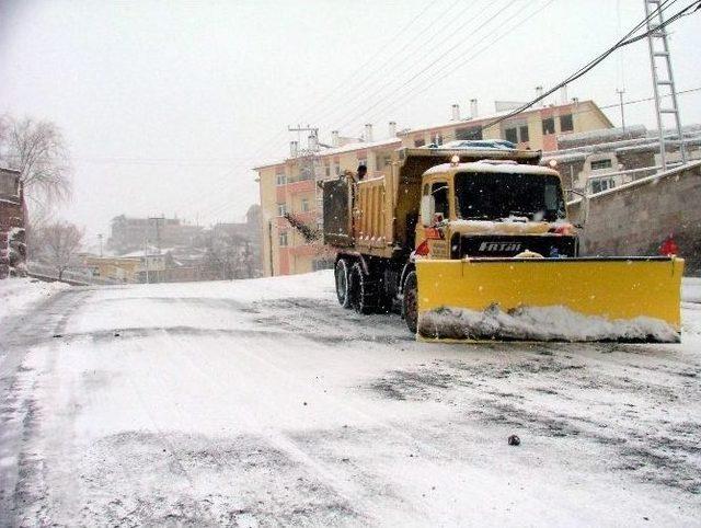 Melikgazi Belediyesi Kar Temizleme Ve Tuzlama Araçları İle Vardiyalı Ekipler 24 Saat Göreve Hazır