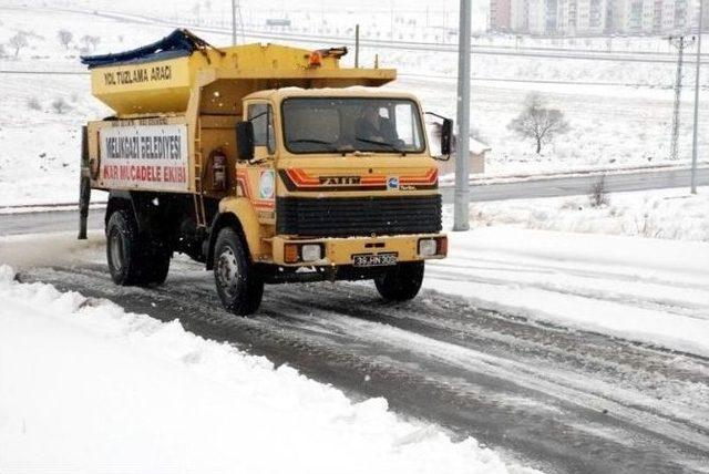 Melikgazi Belediyesi Kar Temizleme Ve Tuzlama Araçları İle Vardiyalı Ekipler 24 Saat Göreve Hazır