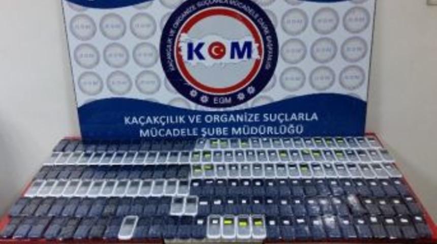 Elazığ&rsquo;da 180 Adet G&uuml;mr&uuml;k Ka&ccedil;ağı Cep Telefonu Ele Ge&ccedil;irildi