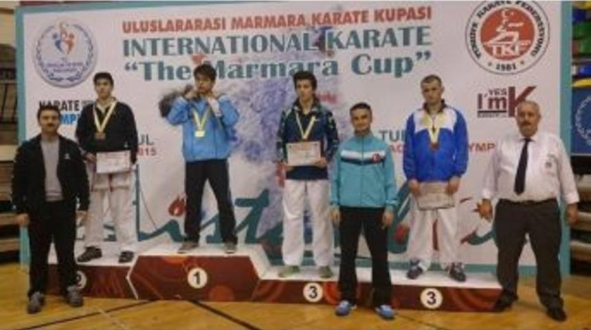 Yalovalı Karateci &Ouml;zt&uuml;rk,istanbul&rsquo;dan Madalyayla D&ouml;nd&uuml;