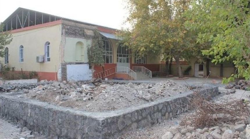 Caminin Yıkılan B&ouml;l&uuml;mleri Maddi İmkansızlardan Yapılamıyor